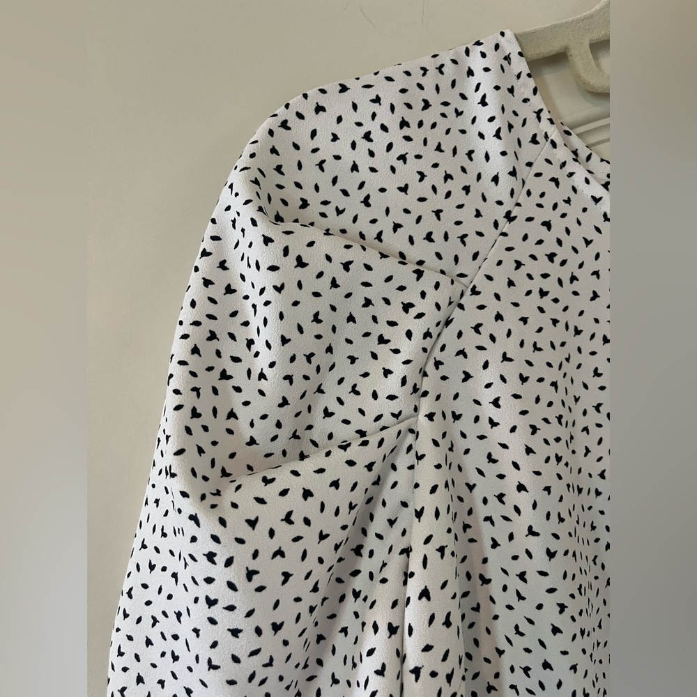 Banana Republic Rich White Small Black Patterned Blouse Women’s Size Medium - Picture 6 of 15